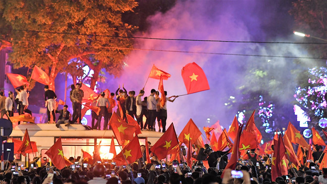 Các CĐV ăn mừng sau chiến thắng của đội tuyển Việt Nam