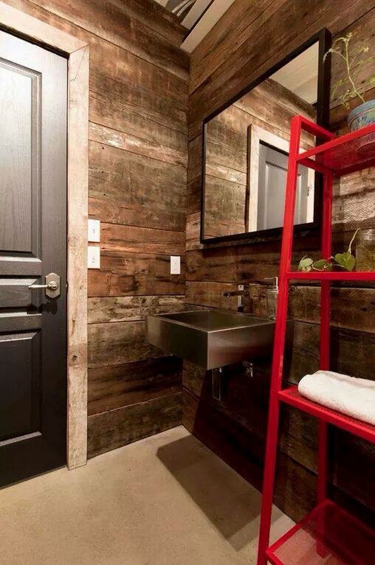 
Phòng tắm mang hơi hướng vintage với tường gỗ tối màu