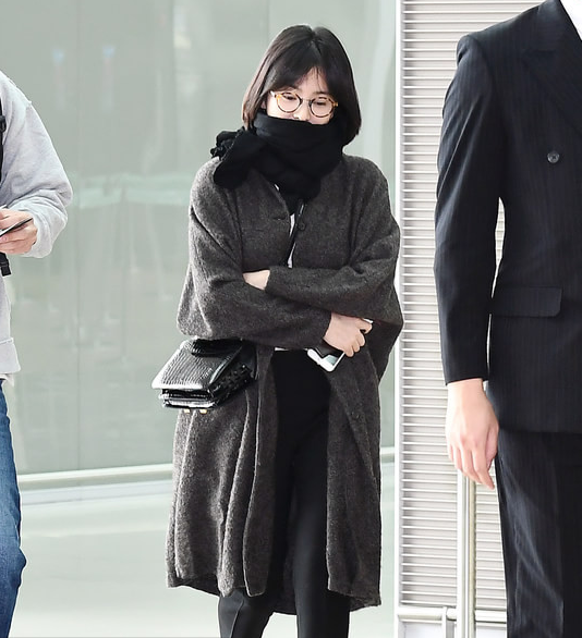 
Vợ chồng Song - Song bị soi không đeo nhẫn cưới trên tay khi xuất hiện ở sân bay khác nhau