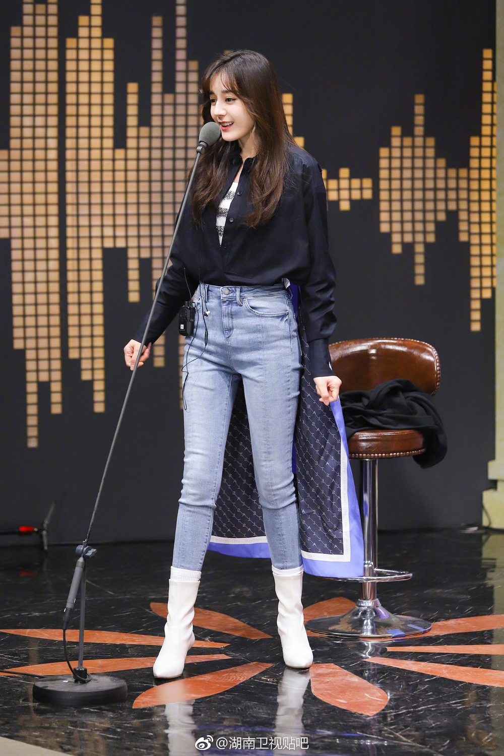 
Xuất hiện tại chương trình, cô nàng diện mẫu áo sơ mi có phần vạt dài phá cách được mix cùng quần jeans màu xanh và đôi boots cổ cao màu trắng vô cùng ấn tượng khiến toàn bộ khách mời "mê mẩn". 
