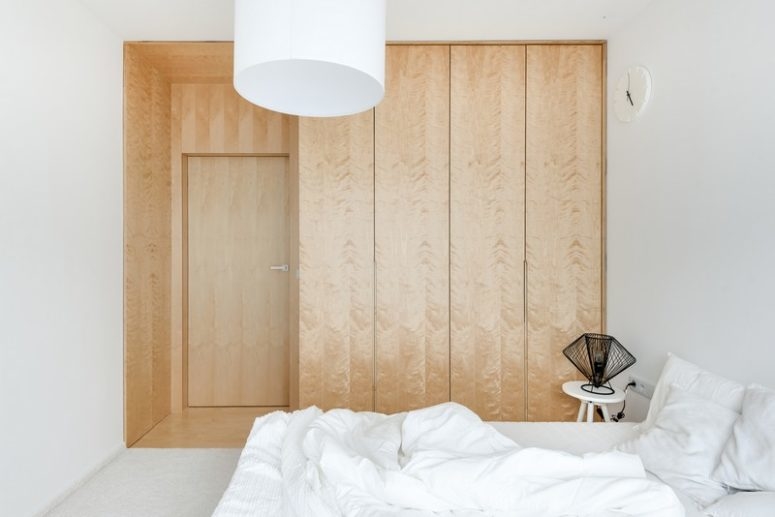 
Phòng ngủ tối giản về mặt nội thất chỉ có bố trí một chiếc giường và tủ âm tường