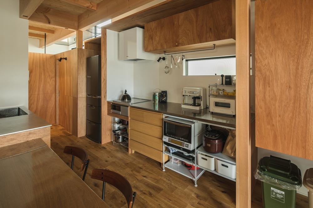 
Khu vực nấu ăn cũng theo đúng như tiêu chí của ngôi nhà là tận dụng hết không gian dưới bàn để tạo ra những không gian nhỏ cho các vật dụng bếp 