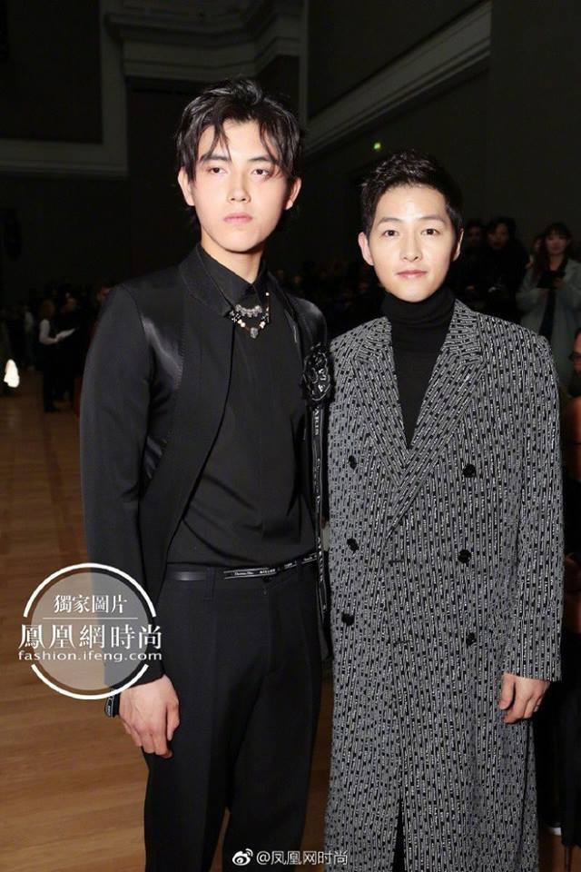 
Song Joong Ki và Trần Phi Vũ trong một sự kiện thời trang