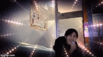 
Ha Sungwoo livestream khi hát karaoke cùng người bạn không lộ mặt.