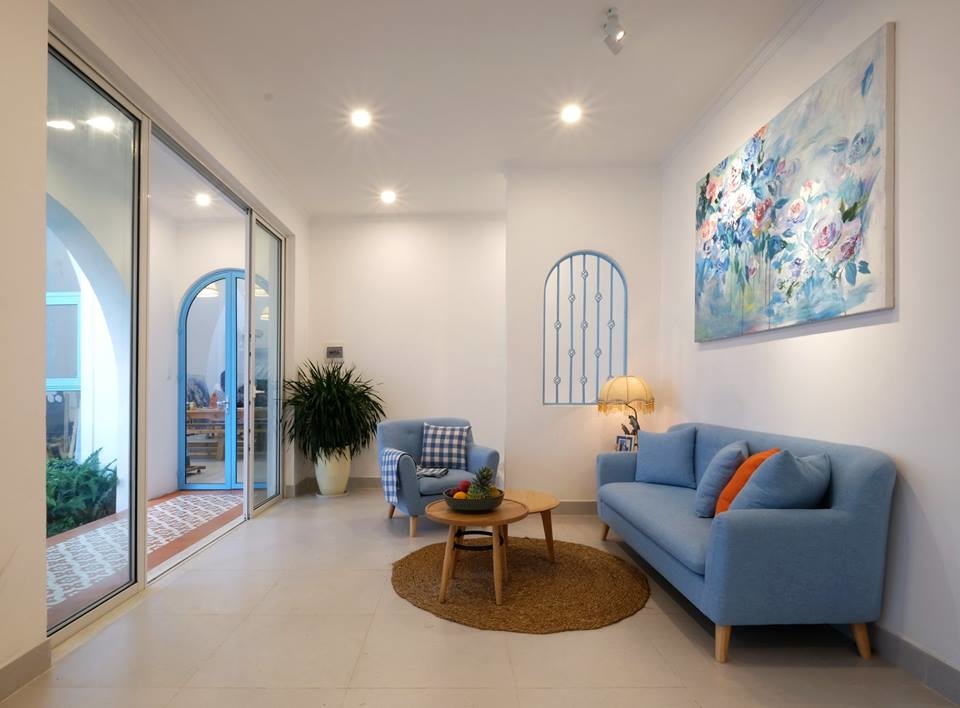 
Phòng khách được bài trí đơn giản và đáng yêu với gam màu trắng, xanh dương