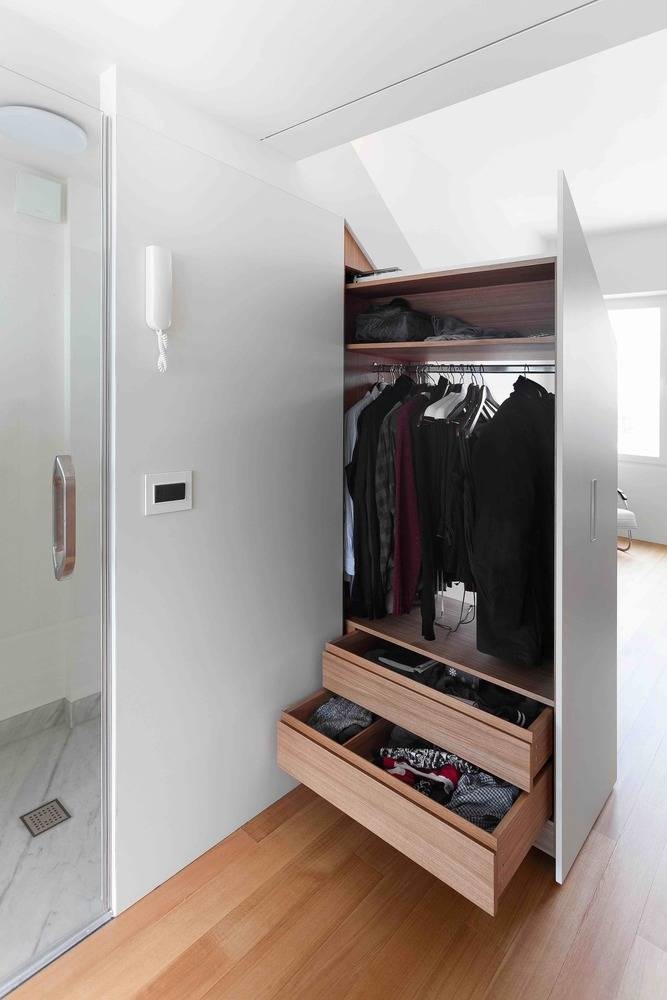 
Không gian tủ quần áo này tuy nhỏ nhưng vẫn đầy đủ ngăn treo đồ và ngăn gấp đồ được bố trí khá thông minh