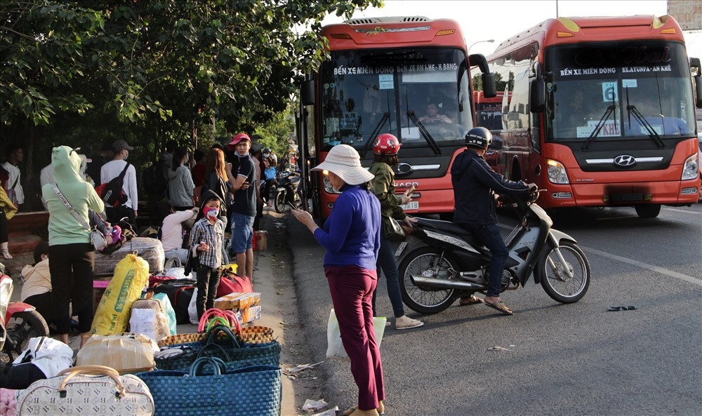Người lao động hối hả đổ xô ra quốc lộ bắt xe về quê đón Tết từ sáng sớm 27 Tết