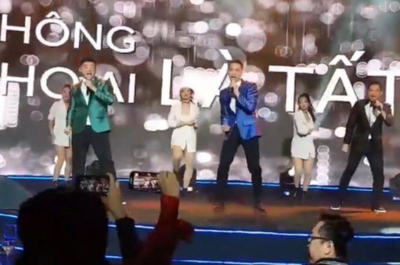 <br />
Trần Hùng Huy (mặc áo vest xanh dương ở giữa) cháy hết mình với tiết mục văn nghệ của công ty