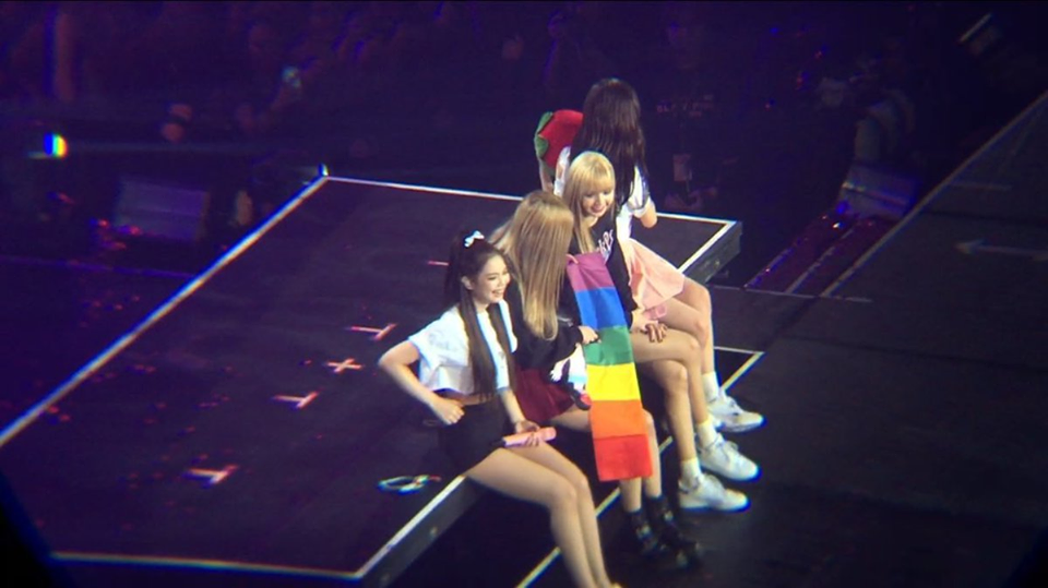 blackpink cầm cờ lgbt