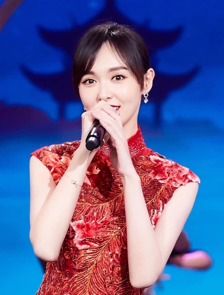 
Xuất hiện trong đêm hội, nữ diễn viên Đường Yên "hạ gục" khách mời bằng giọng hát ngọt ngào và khiến họ không khỏi bất ngờ vì nhan sắc ngày càng "lên hương" của mình.