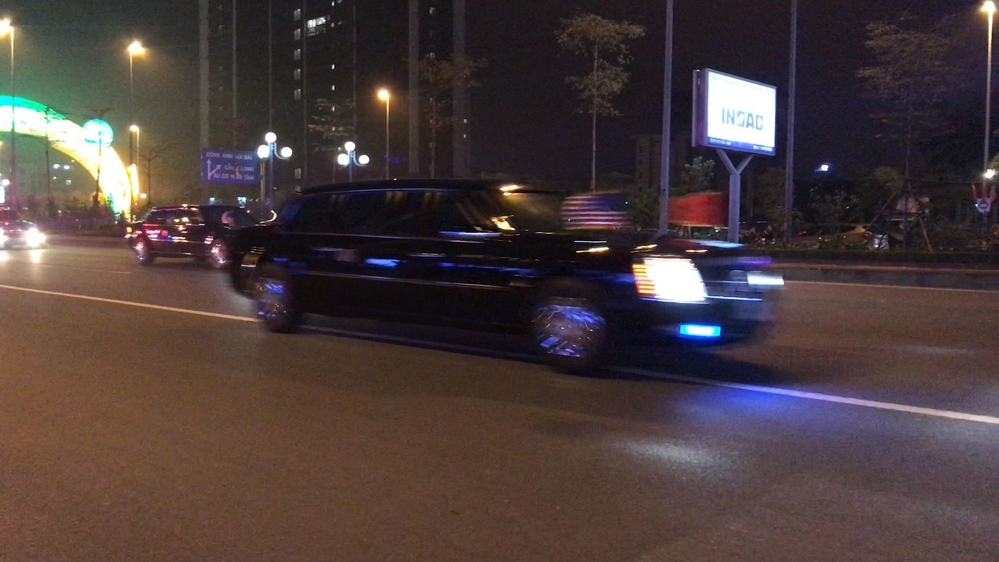 Đoàn xe hộ tống ông Trump về khách sạn tối 26/2. Ảnh: TTXVN