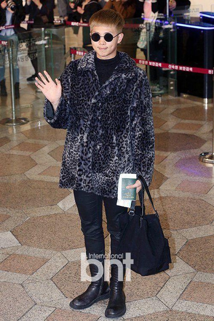 
RM tự tin xuất hiện ở sân bay với tóc úp bô, kính râm và áo lông quý bà làm fan câm nín.