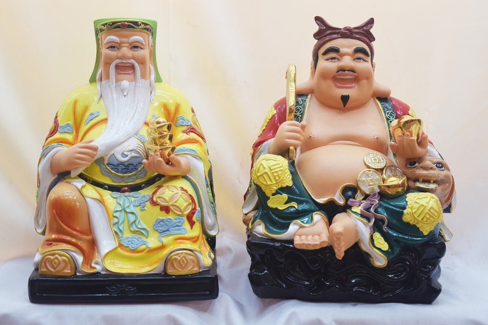 Thần tài (trái) Thổ địa (phải) là hai vị thần mang lại nhiều may mắn cho người dân 