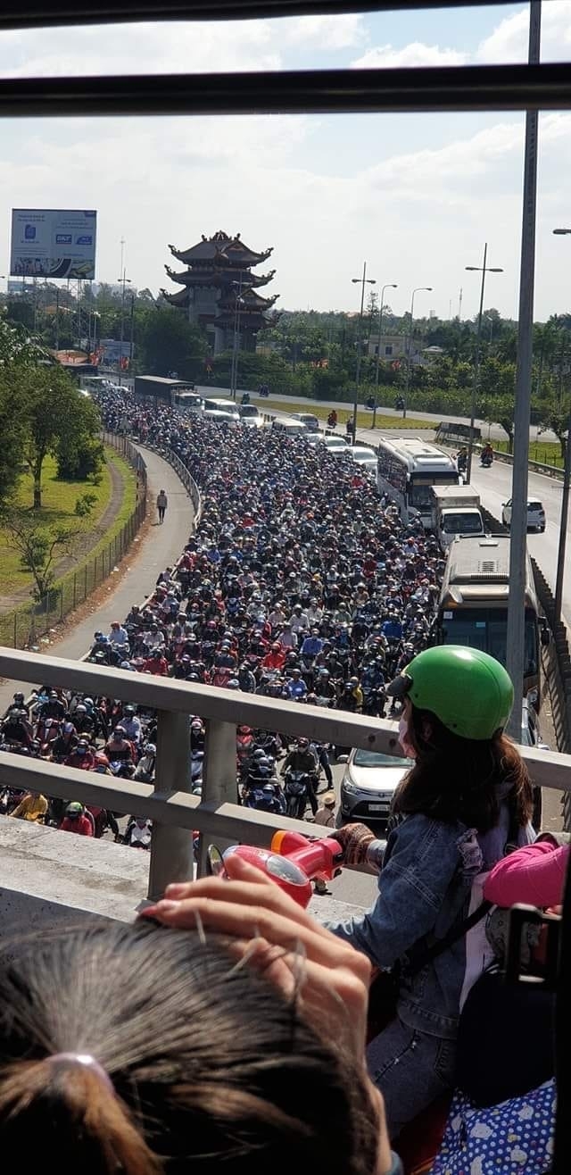 Kẹt xe kinh hoàng tại cầu Mỹ Thuận: Cảnh tượng 35 năm chưa từng thấy!