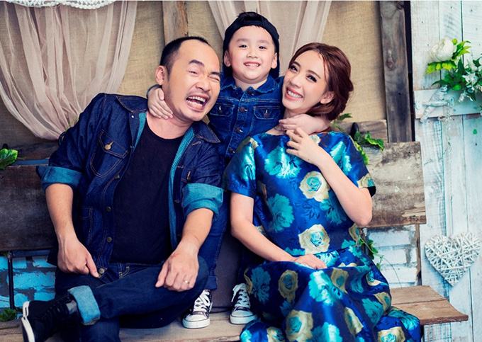 
Vợ chồng Thu Trang - Tiến Luật hạnh phúc bên con trai.