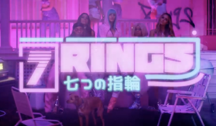 
Từ “7 Rings” trong MV của Ariana được viết một cách khá chính xác.