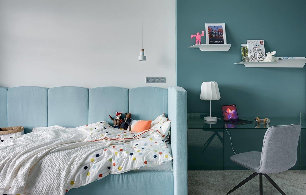 
Phòng ngủ của các bé được phối màu xanh nhẹ nhàng với các chi tiết trẻ trung, năng động