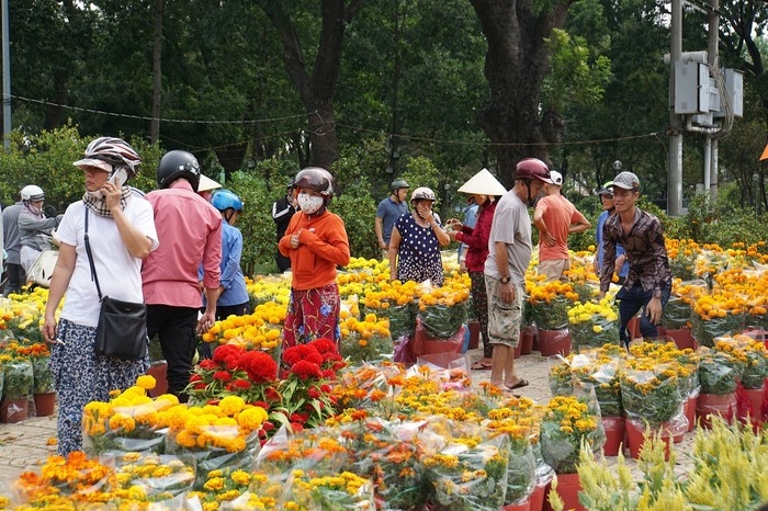 Nhiều người có thói quen mua hoa vào ngày 30 Tết.