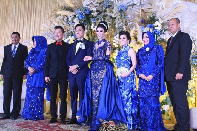 
Bố của chú rể - cựu thống đốc tỉnh Bắc Sumatra (ngoài cùng bên trái) cũng có mặt tại đám cưới thế kỷ của họ hàng thân thuộc.