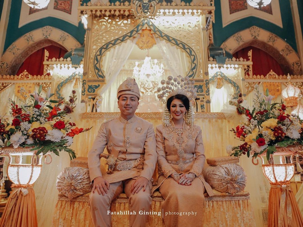 
Ariska Putri Pertiwi và hôn phu còn tổ chức một đám cưới khác theo nghi thức truyền thống của Indonesia.