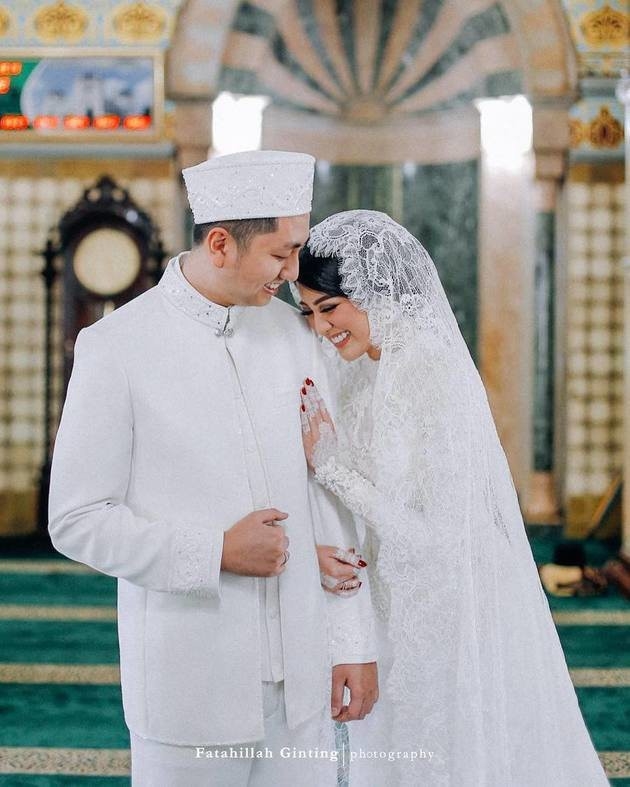 
Trước đó, đôi vợ chồng người Indonesia còn tổ chức một hôn lễ tại nhà thờ Hồi giáo trong bộ lễ phục trắng tinh.
