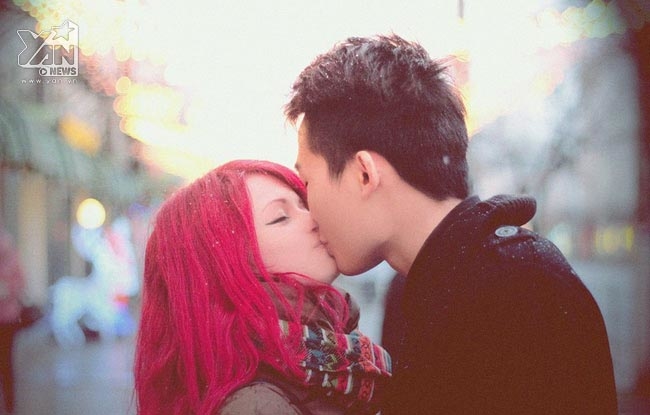 
Mái tóc đỏ là chi tiết bắt đầu câu chuyện tình yêu của 2 người.