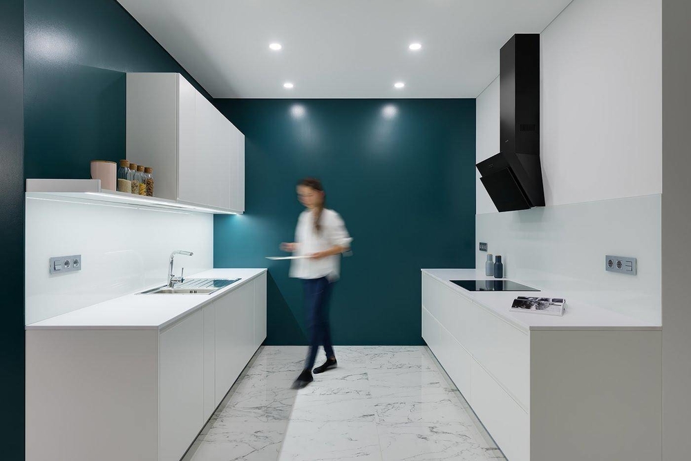 
Không gian bếp là sự tương phản giữa tông xanh, đen và trắng tạo hiệu ứng đối lập khá thú vị