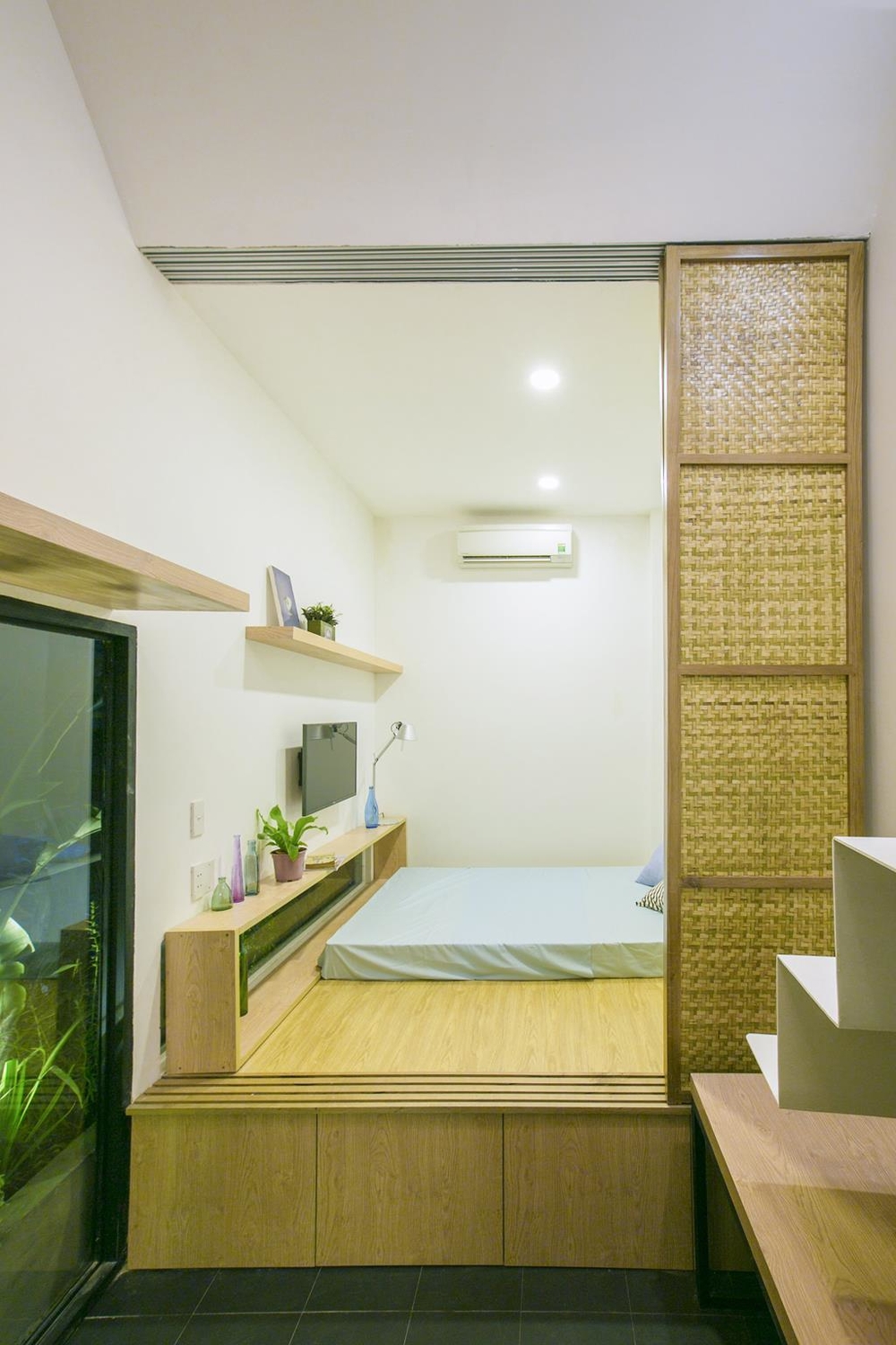 
Phòng ngủ với thiết kế cửa lùa tinh tế tạo nên một không gian riêng tư cho đôi vợ chồng trẻ