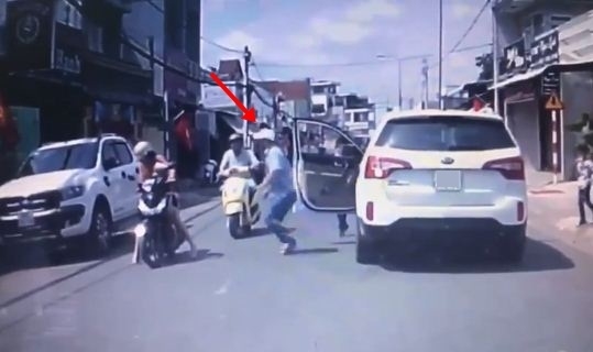 
Anh ta lao ra từ ô tô tiến đến tát người phụ nữ vừa va chạm xe vào con trai mình.