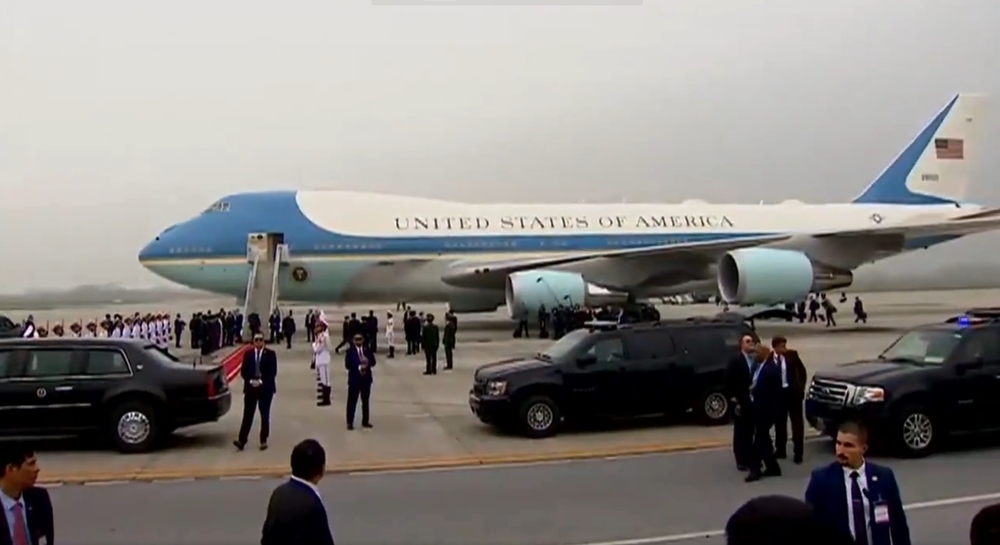 Tổng thống Donald Trump lên Air Force One rời Việt Nam sau 2 ngày dự Hội nghị Thượng đỉnh