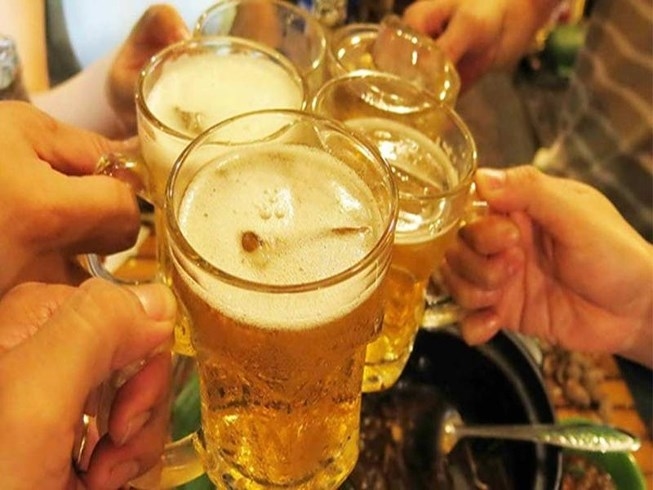 
Chén rượu, ly bia là thứ không thể thiếu trong những ngày Tất niên, liên hoan dịp Tết.