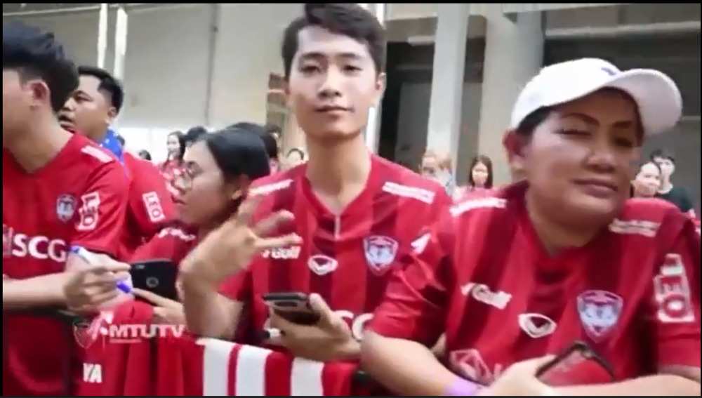 Bất ngờ trước hình ảnh CĐV Muangthong United phát cuồng vì thủ môn Đặng Văn Lâm trong ngày ra mắt