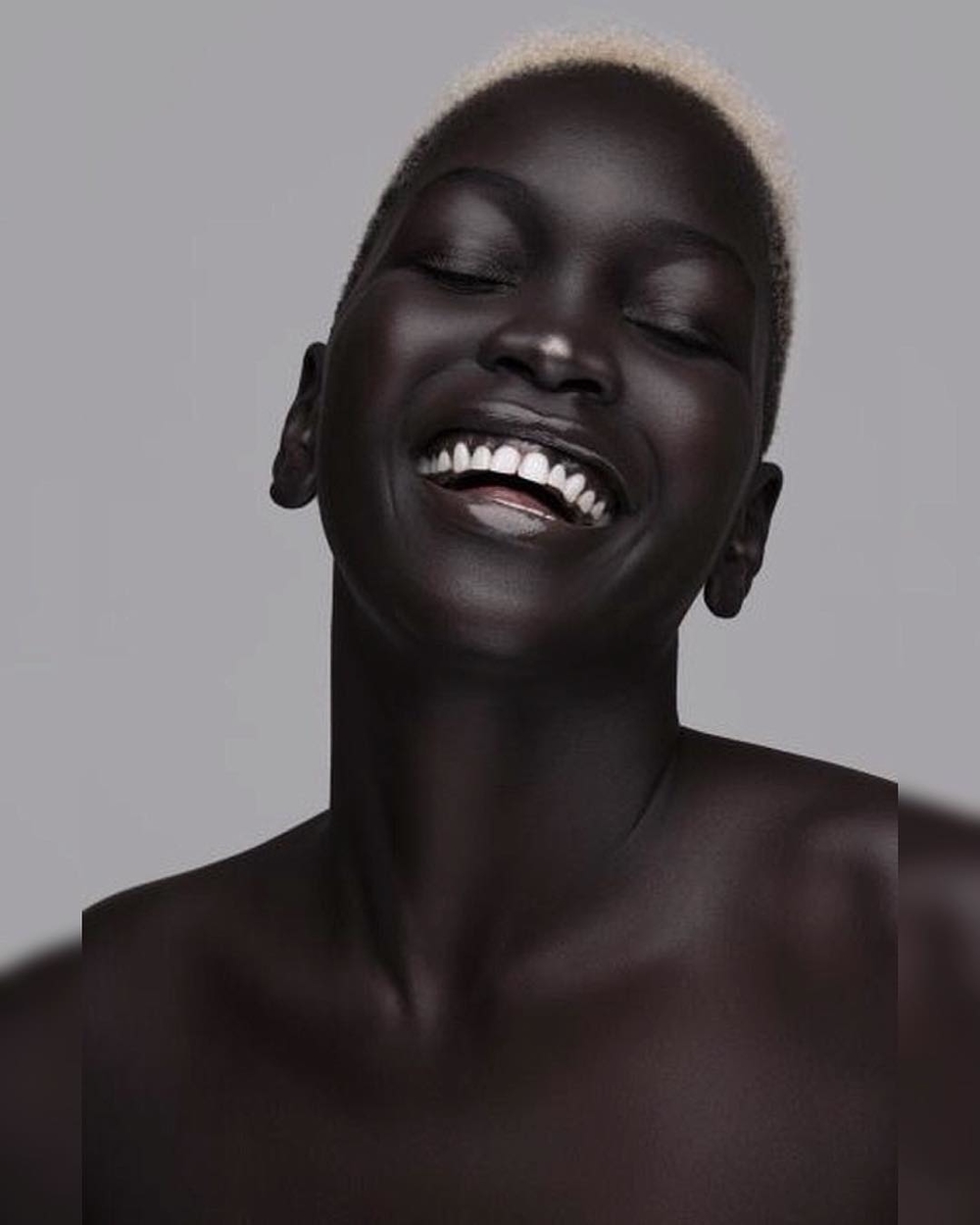 Làn da đen: Hãy khám phá nét đẹp đặc trưng của làn da đen ở bức hình này, sự mịn màng, đàn hồi, và rạng rỡ đến ngỡ ngàng. Bạn sẽ tìm thấy nhiều điều bất ngờ và thú vị.