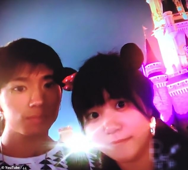 
Cặp đôi chụp ảnh tại resort công viên Disney ở Tokyo, quyết định sẽ trải qua những khó khăn cùng nhau