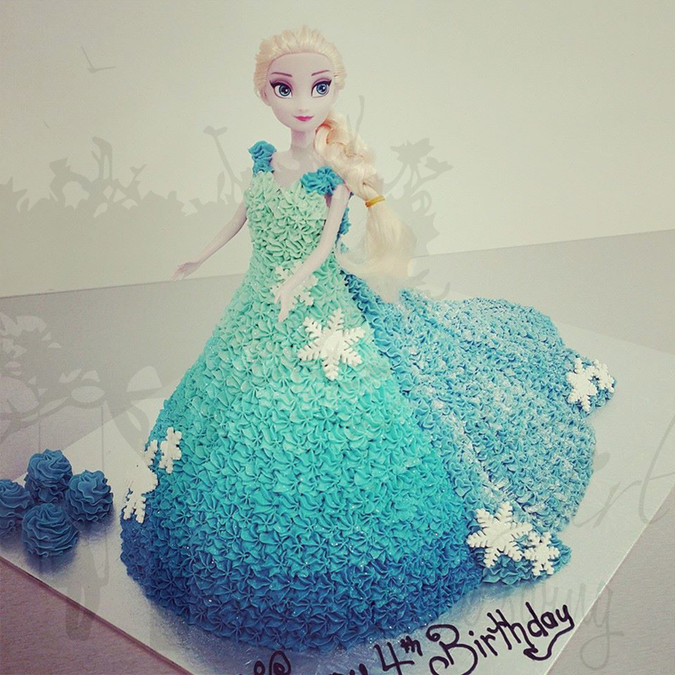 
Nhân nói về chuyện ăn uống thì đây là chiếc bánh kem hình công chúa Elsa đẹp như một câu chuyện cổ tích.
