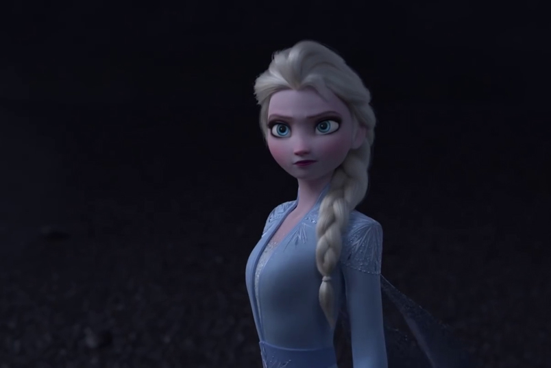 
Elsa mặc blazer nhọn vai, không còn đầm váy bánh bèo vướng víu như trong phần 1.