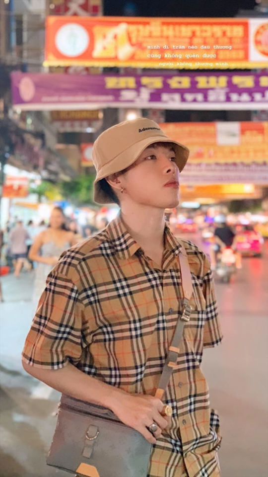 
Chàng ca sĩ "Ánh nắng của anh" với gương mặt điển trai dạo đường phố Thái Lan với set đồ lên đến hơn 50 triệu.