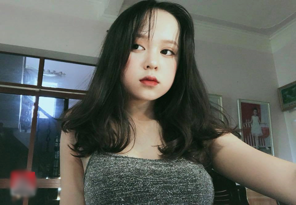 
Thân hình gợi cảm của Thùy Trang khiến các cô gái trưởng thành cũng phải phát hờn