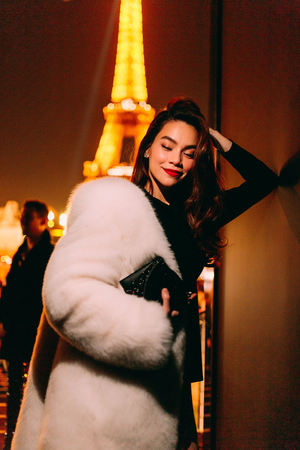 
Xuất hiện ở show Saint Laurent tại Paris Fashion Week, Hồ Ngọc Hà thể hiện đẳng cấp của mình khi chịu chi tới 300 triệu cho chiếc áo khoác lông. Ngoài ra, từ váy, túi xách, giày cao gót cũng được cô nàng lựa chọn kĩ lưỡng từ thương hiệu thời trang nổi tiếng.