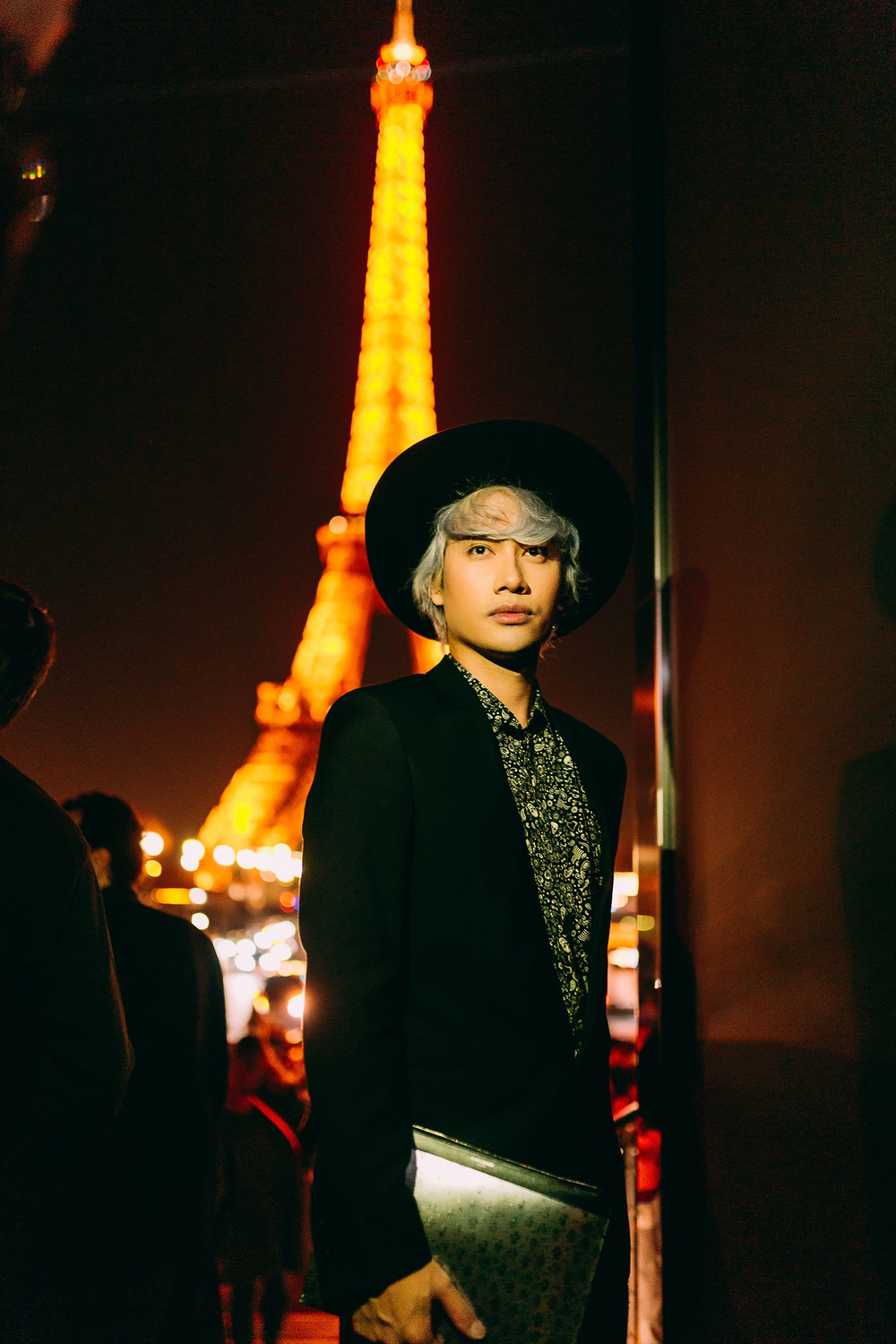 
Lý Quí Khánh nói anh rất thích ý tưởng tổ chức show ở nơi gần chân tháp Eiffel vì nó kết nối với câu chuyện của Saint Laurent, thương hiệu có lịch sử lâu đời của quốc gia này. Show diễn mang lại cho anh nhiều cảm hứng để làm thời trang cao cấp phục vụ khán giả trong nước.