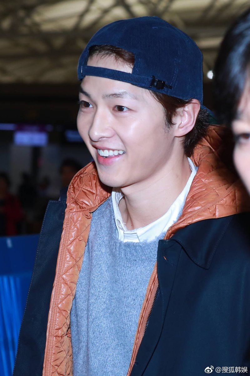  
Nụ cười tươi rói, ánh mắt tràn ngập hạnh phúc của Song Joong Ki khiến công chúng an lòng.
