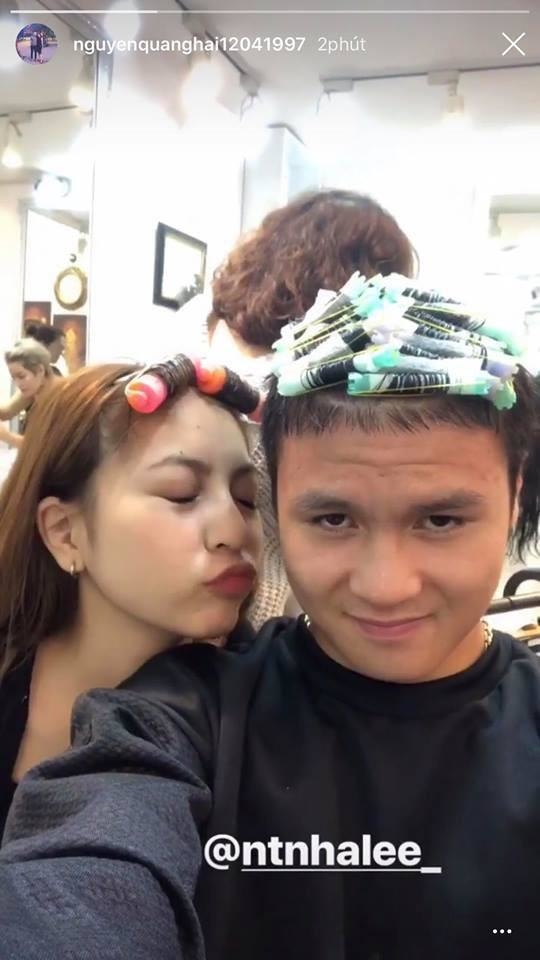 
Sau khi kết thúc mùa thi đấu khá mất sức, chàng cầu thủ Quang Hải đã cùng bạn gái đi sửa sang mái tóc của mình.