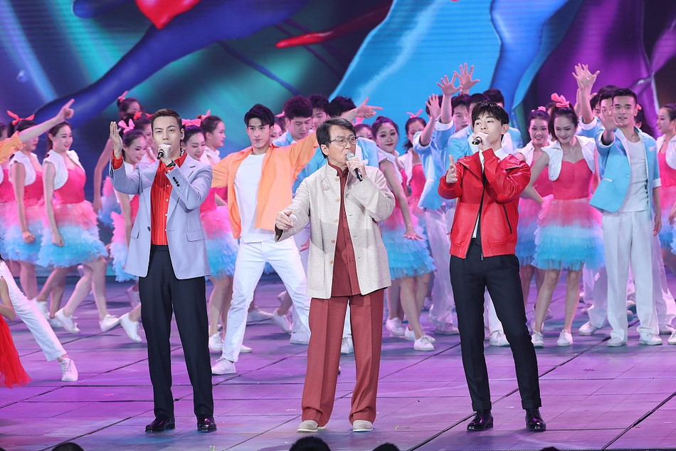 
Đặng Luân đứng hát chung với Thành Long và Trần Vỹ Đình trên sân khấu Gala mừng xuân của đài CCTV.