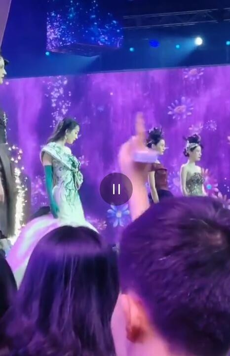 
Netizen phát hiện, trong những hình ảnh ở hiện trường, trông Dương Mịch "kém sang" hơn rất nhiều vì phần lưng còng và cổ liên tục đổ về đằng trước