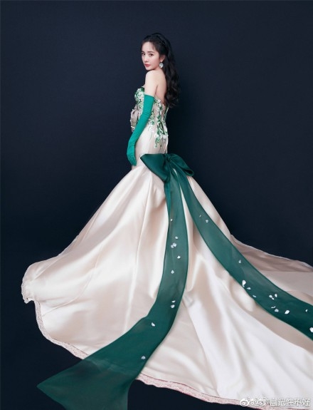 
Dương Mịch góp mặt trong chương trình cuối năm với chiếc váy sang trọng lộng lẫy của Laurence Hsu.