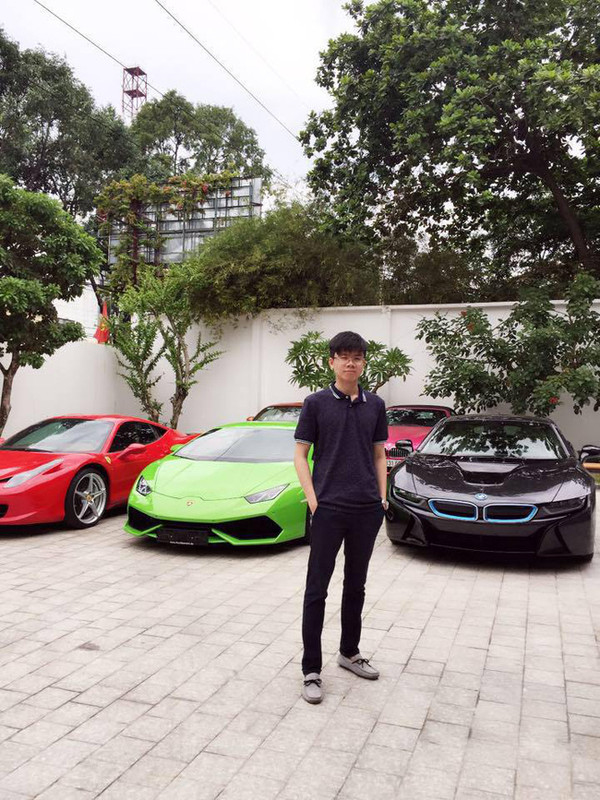 
Phan Hoàng là em trai của "thiếu gia" Phan Thành. Hai anh em có ngoài hình hao hao giống nhau và cực thì thân thiết. Còn nhớ, để chúc mừng sinh nhật Phan Hoàng, Phan Thành từng mua hẳn một chiếc Lamborghini Huracan xanh cốm giá 16 tỷ đồng để tặng em.