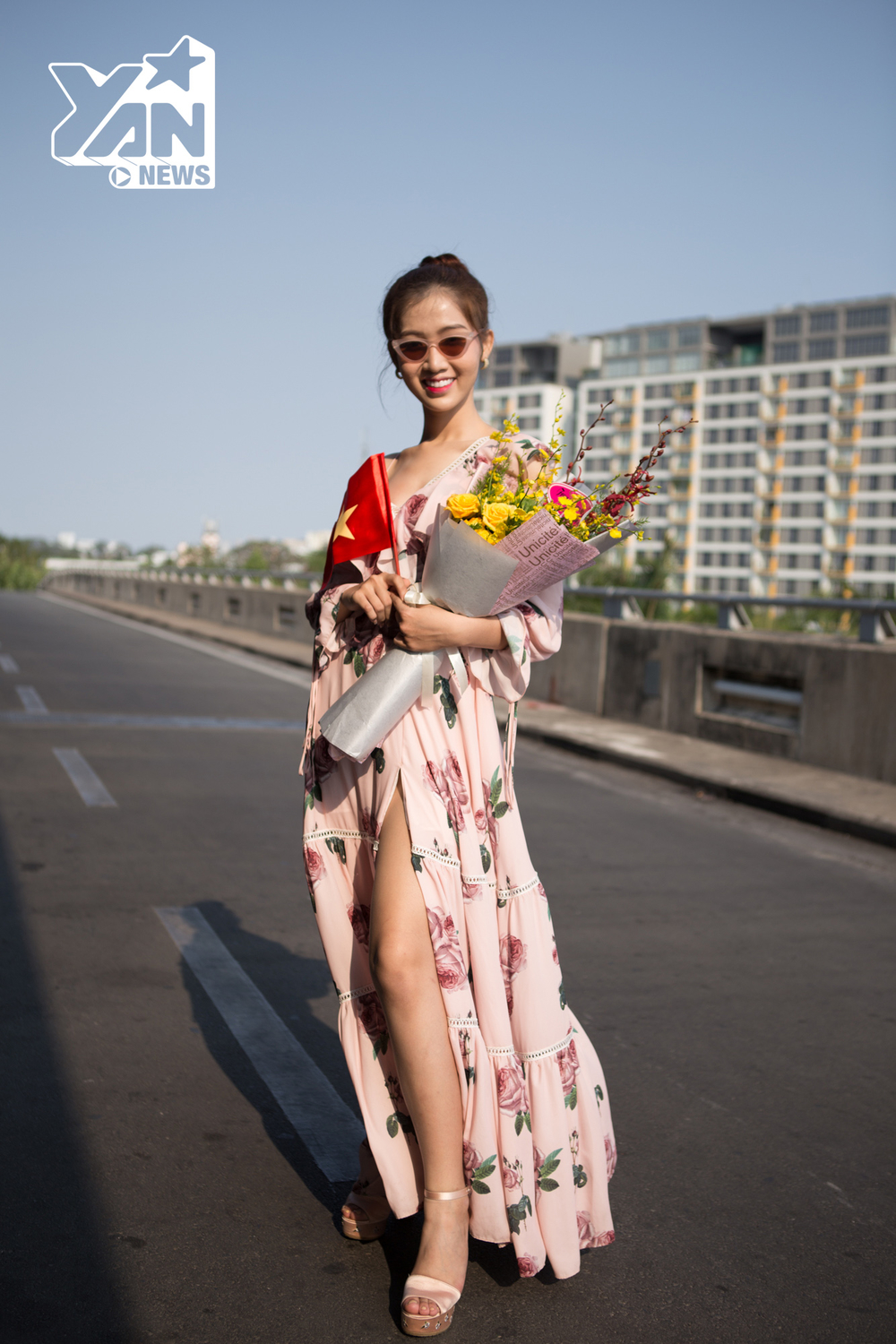 
Xuất hiện tại sân bay để sang Thái Lan chuẩn bị cho đấu trường nhan sắc Hoa hậu Chuyển giới Quốc tế, Nhật Hà thu hút với nhan sắc xinh đẹp và quyến rũ. Diện bộ đầm hoa màu hồng pastel với thiết kế trễ vai, kết hợp xẻ tà táo bạo, người đẹp sinh năm 1996 khoe vẻ đẹp nhẹ nhàng và thanh lịch.