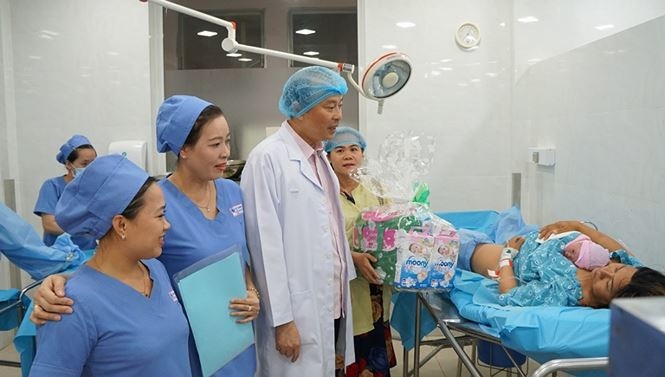 Bác sĩ Lê Quang Thanh, Giám đốc Bệnh viện Từ Dũ trao quà năm mới cho các sản phụ.