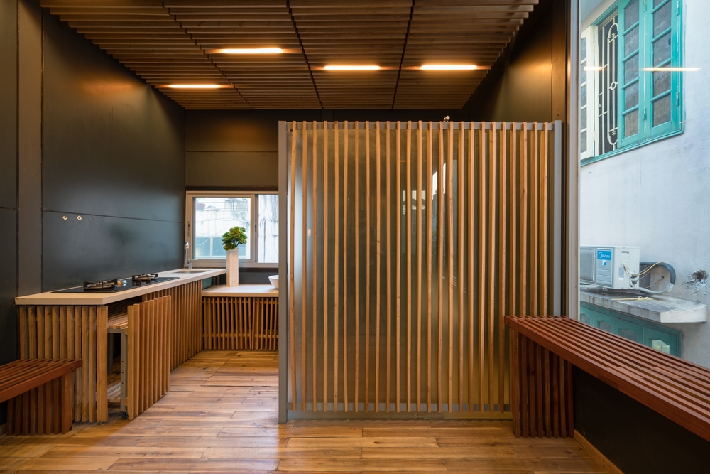 
Nhà tắm và bếp nằm tách biệt ở một không gian khác. Không gian này được trang trí khéo léo bằng những thanh gỗ ghép