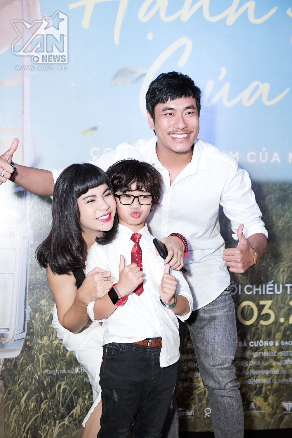 
Cả 2 vui mừng khi gặp lại cậu con trai trên phim của mình là bé Huy Khang